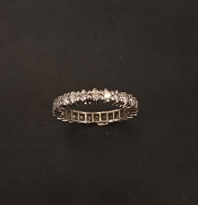 Alliance américaine en or gris 18K (750‰)sertie de diamant 0…