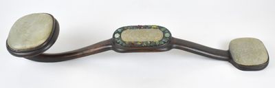 un gros plan sur un guidon de moto sur lequel est fixée une horloge