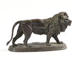 statue en bronze représentant un lion, posée sur un socle en marbre