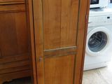une armoire en bois et une machine à laver dans une pièce