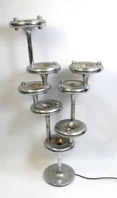 une lampe de table argentée posée sur une table