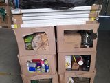 des cartons empilés les uns sur les autres dans un garage