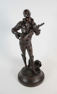 statue représentant un homme armé d'un fusil et accompagné d'un chien, sur fond blanc