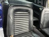 deux sièges noirs à l'arrière d'une voiture