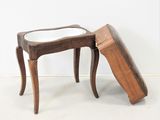 un petit banc en bois surmonté d'un miroir