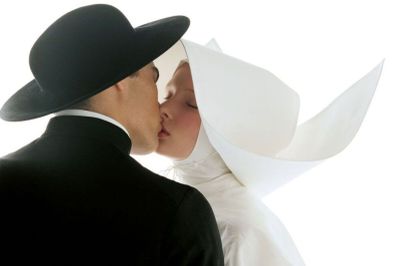un homme et une femme qui s'embrassent