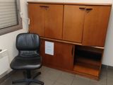 une pièce avec un bureau et une chaise