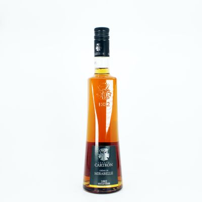 une image représentant une bouteille de whisky sur fond blanc