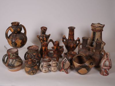 de nombreux types de vases différents posés sur une table