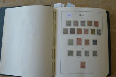 un livre ouvert avec des timbres sur une table