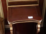 une petite table sur laquelle se trouve une statue, à côté d'une télécommande