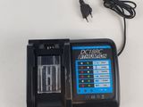 un chargeur posé sur une table