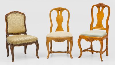 trois chaises avec des assises rembourrées et un coussin au niveau du dossier
