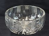 un saladier en verre transparent orné d'un motif en forme d'étoile