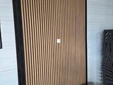 un pneu posé devant une porte dans un garage