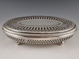une assiette en argent ornée d'un motif circulaire