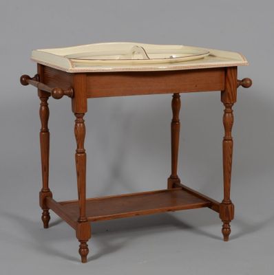 une petite table en bois sur laquelle est posé un livre