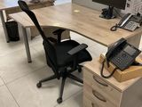 un bureau sur lequel se trouvent deux ordinateurs et un téléphone