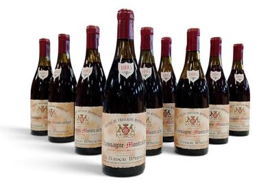 six bouteilles de vin sont alignées sur une surface blanche