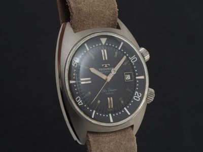 une image d'une montre en gros plan sur fond noir