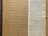 un vieux livre écrit posé sur une table