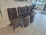 several chairs are lined up in a row in a room