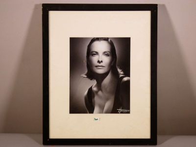 photographie en noir et blanc d'une femme, la main posée sur le menton
