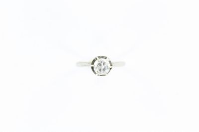 une image d'une bague en diamant sur fond blanc