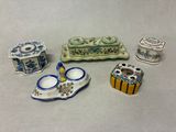 beaucoup de petits objets en céramique sur la table