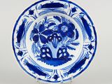 assiette bleue et blanche ornée d'un motif de fleurs et d'oiseaux