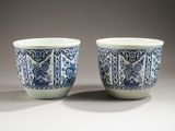 paire de bols bleus et blancs ornés de motifs d'oiseaux et de fleurs