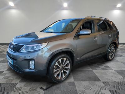 Un SUV gris est garé dans une pièce au sol carrelé en damier.