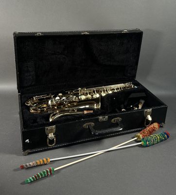 un étui noir contenant un saxophone
