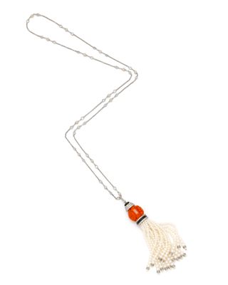 un collier orné d'un pompon et de perles sur fond blanc