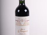 une bouteille de vin posée sur une table