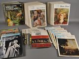 plusieurs livres sont empilés sur une table