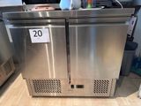 deux réfrigérateurs en acier inoxydable dans une cuisine, avec une étiquette de prix dessus