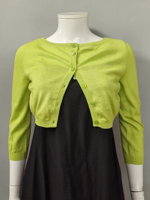 un gros plan sur un mannequin portant un cardigan vert