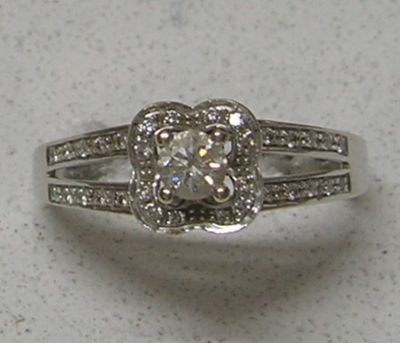une image d'une bague en diamant sur une table