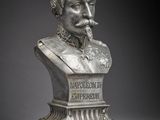 un buste en argent représentant un homme barbu et moustachu