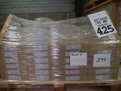 une palette remplie de cartons, placée sur une autre palette dans un entrepôt