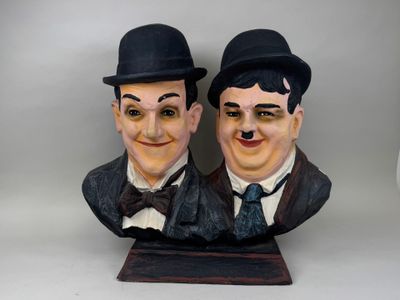 deux portraits en buste de deux hommes portant un chapeau et une cravate