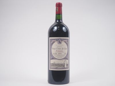 une bouteille de vin posée sur une table