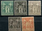 un ensemble de quatre timbres différents sur un fond noir