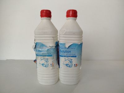 deux bouteilles d'eau posées sur une table