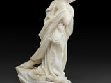 une statue en marbre blanc représentant une femme tenant un enfant dans ses bras