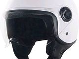 un casque blanc sur fond blanc, avec l'inscription « adn le manns »
