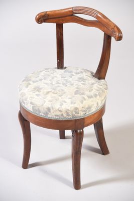 une image représentant une chaise en bois avec un coussin bleu et blanc