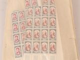 la photo d'un livre portant de nombreux timbres