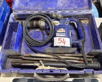 une boîte à outils bleue avec des outils sur une table